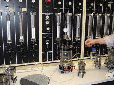 Лабораторный стенд для испытаний мелкозернистых грунтов в стабилометре.